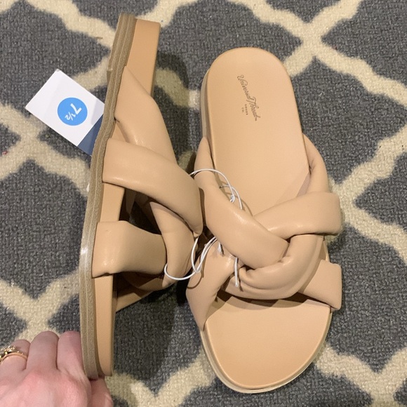 New Universal Thread Women's Tan Padded Slide Sandals size 7.5 - Picture 2 of 4